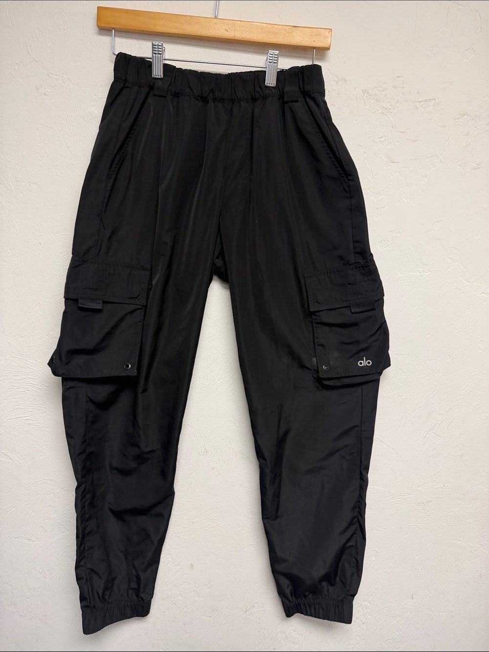 ALO Yoga Women’s Black Cargo Jogger Pants with Side Pockets